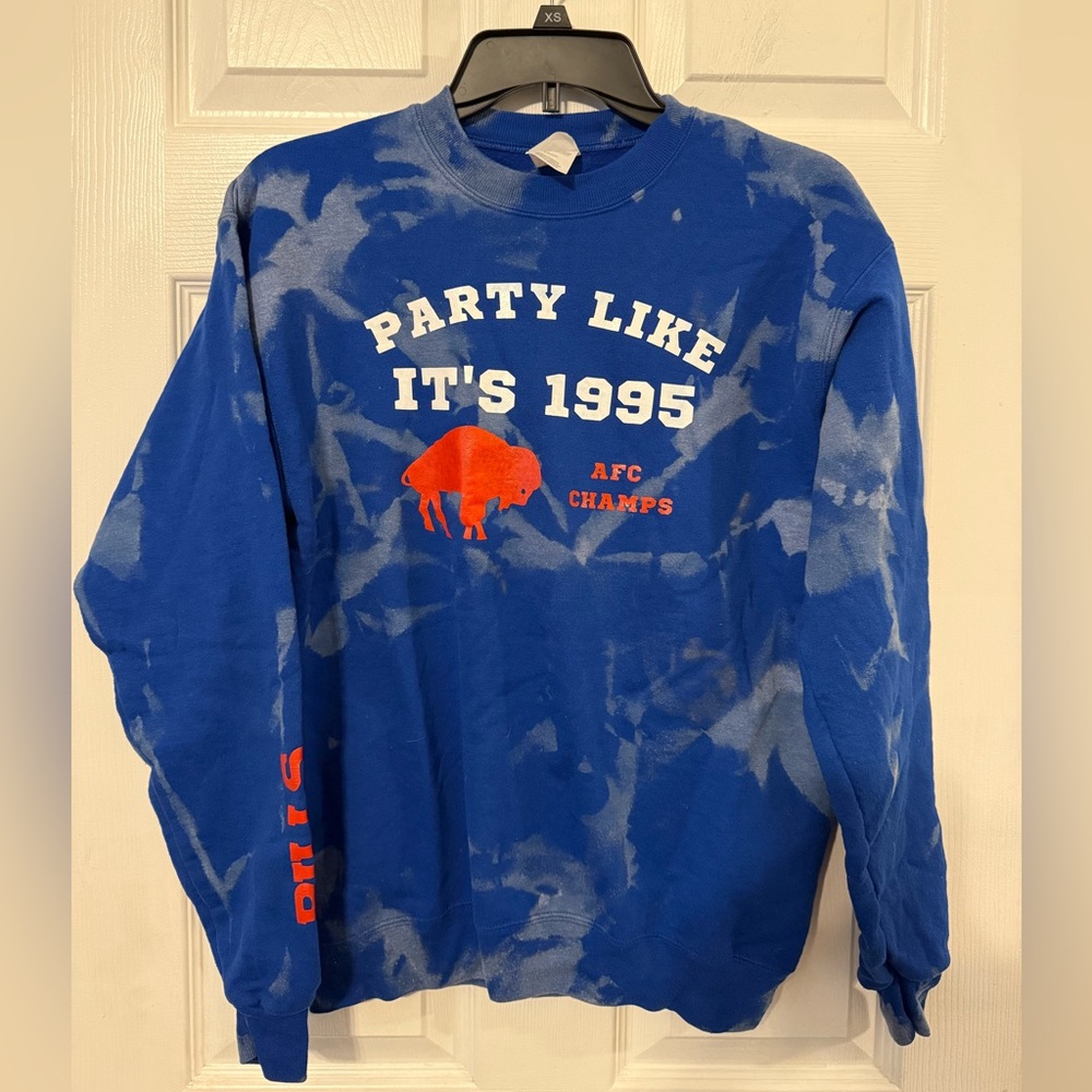 Buffalo Bills Women’s Crewneck. Size small. Unisex fit
